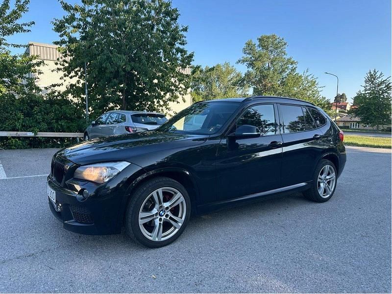 Svart Begagnad 2013 BMW X1 M Sport SUV | 150 000 kr (Dyr) - Bild 1/4
