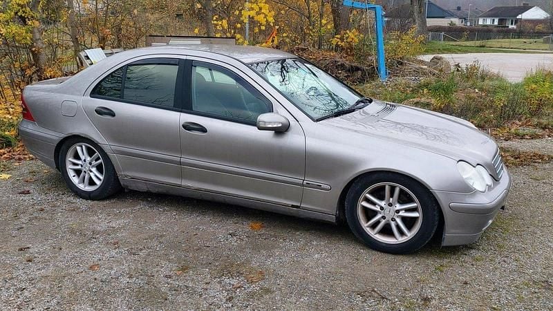 Silver Begagnad 2004 Mercedes C180 Sedan | 12 000 kr (Superpris) - Bild 1/4