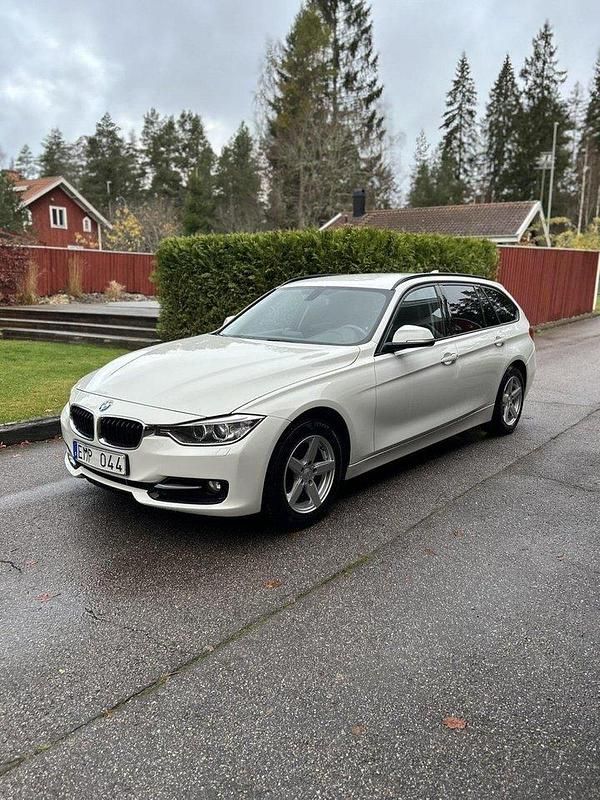 Vit Begagnad 2013 BMW 320 Sport Line Kombi | 120 000 kr (Marknadspris) - Bild 1/4
