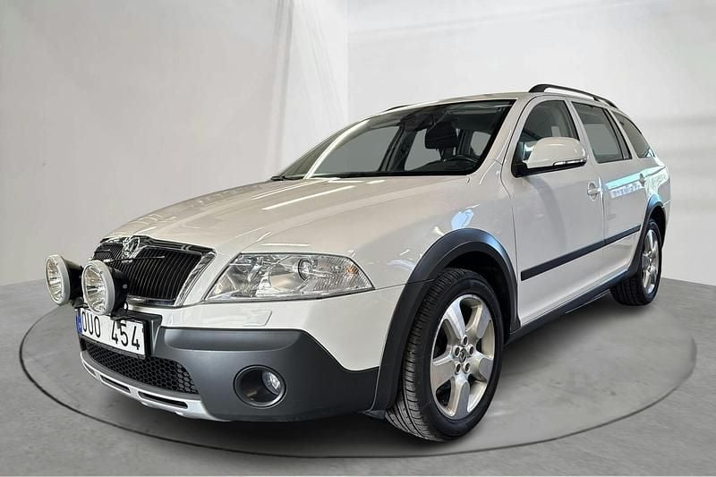 Vit Begagnad 2009 Skoda Octavia Scout Kombi | 91 000 kr - Bild 1/4