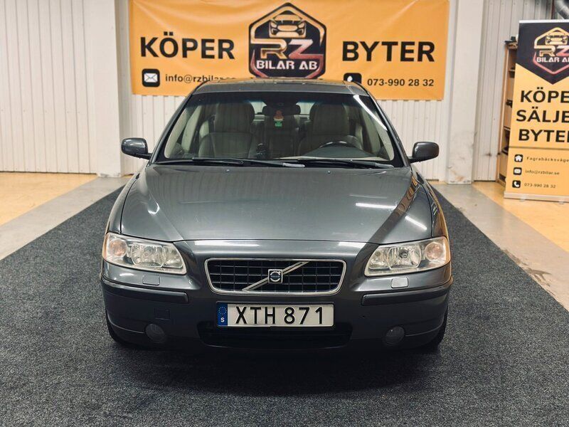 Grå Begagnad 2006 Volvo S60 Kinetic Sedan | 32 900 kr - Bild 1/4