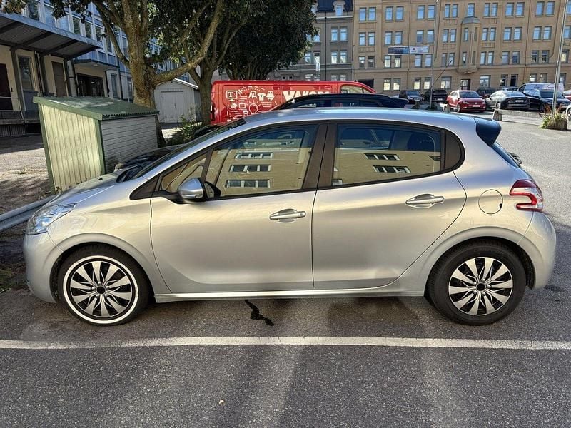 Grå Begagnad 2015 Peugeot 208 Halvkombi | 89 000 kr (Bra pris) - Bild 1/4
