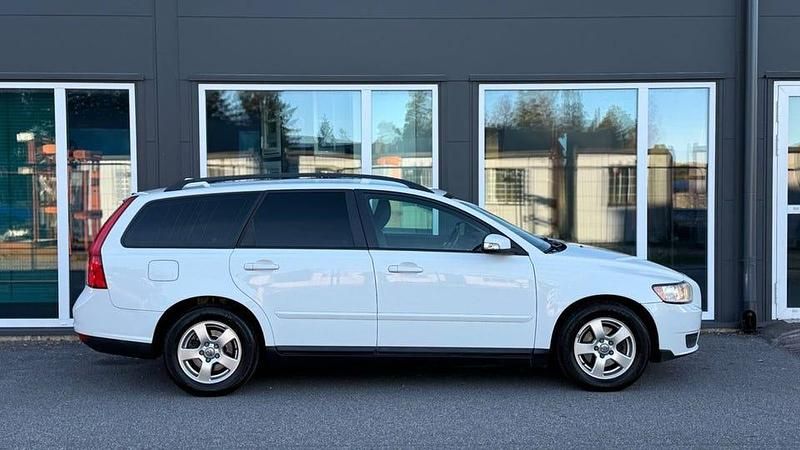 Vit Begagnad 2009 Volvo V50 Kinetic Kombi | 39 400 kr (Marknadspris) - Bild 1/4