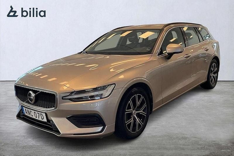Ljusgrå Begagnad 2023 Volvo V60 Core Kombi | 319 900 kr (Bra pris) - Bild 1/3