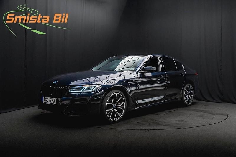 Svart Begagnad 2022 BMW 545e M Sport Sedan | 449 900 kr (Marknadspris) - Bild 1/3