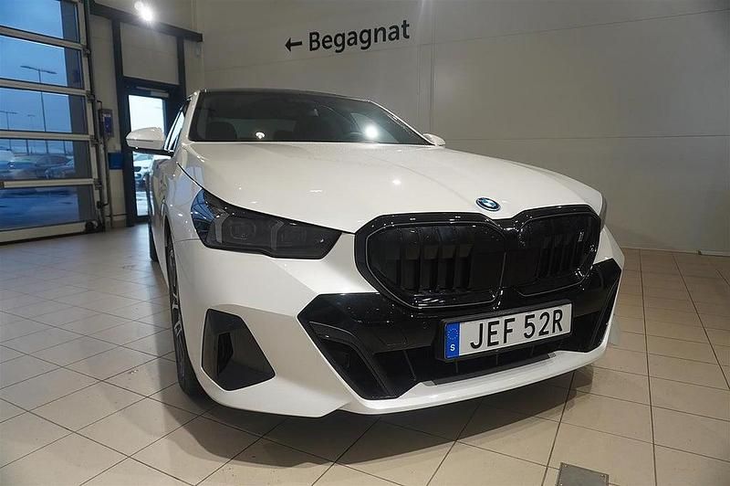 Begagnad BMW i5 M Sport 290 kW (395 HK) 2024 Vit Sedan