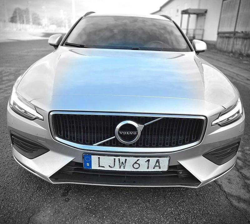 Silver Begagnad 2019 Volvo V60 Momentum Kombi | 210 000 kr (Bra pris) - Bild 1/4