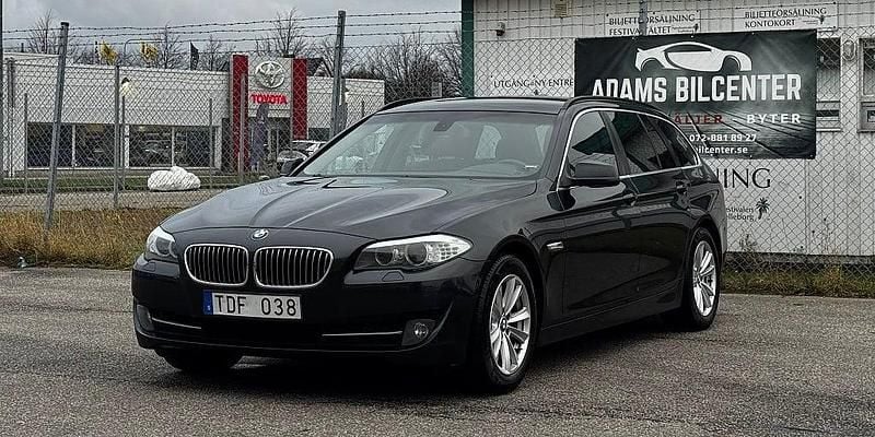 Grå Begagnad 2011 BMW 520 Kombi | 94 800 kr (Marknadspris) - Bild 1/4