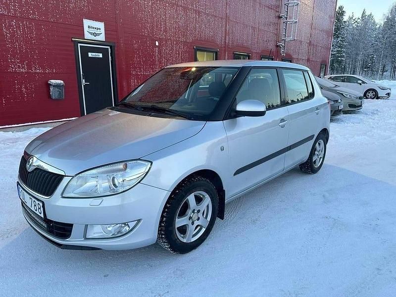 Begagnad Skoda Fabia Elegance 90 HK (66 kW) 2012 Silver