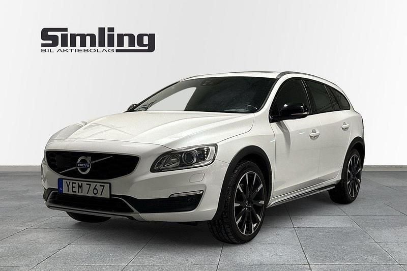 Vit Begagnad 2016 Volvo V60 CC Summum Kombi | 174 900 kr (Marknadspris) - Bild 1/4