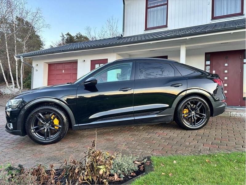 Begagnad 2022 Audi e-tron Sportback Black Edition SUV | 489 000 kr (Bra pris) - Bild 1/4
