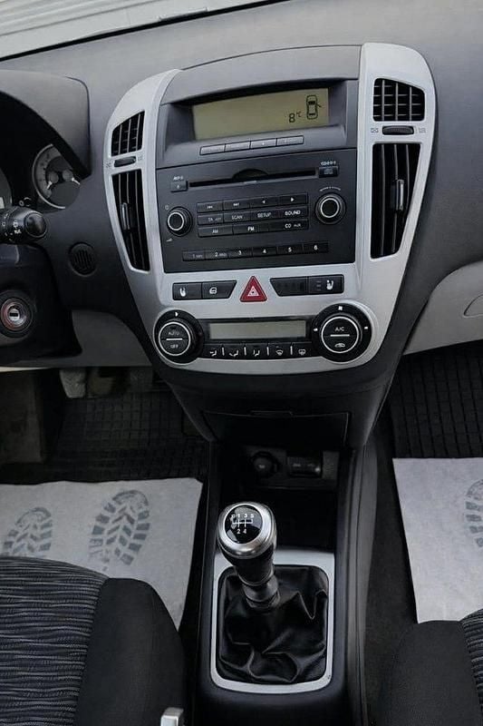 Begagnad Kia Ceed 90 HK (66 kW) 2009 Röd Halvkombi