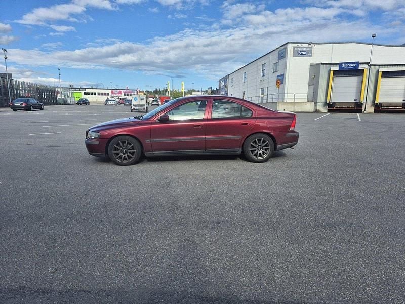 Röd Begagnad 2004 Volvo S60 Sedan | 27 000 kr (Marknadspris) - Bild 1/4