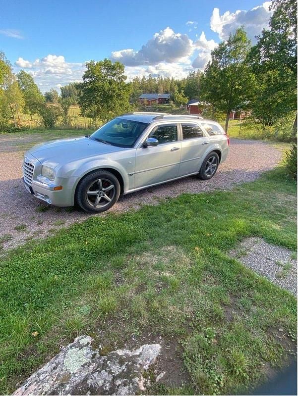 Silver Begagnad 2007 Chrysler 300C Touring Kombi | 45 000 kr (Marknadspris) - Bild 1/4