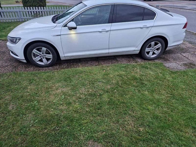 Vit Begagnad 2016 VW Passat Sedan | 118 000 kr (Bra pris) - Bild 1/4