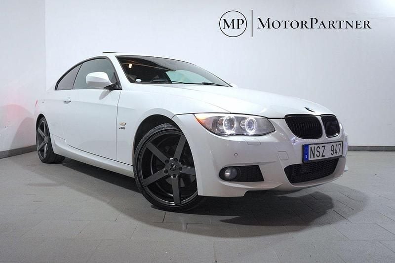 Vit Begagnad 2010 BMW 320 M Sport Sportkupé | 129 900 kr (Dyr) - Bild 1/4