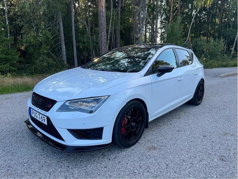 Vit Begagnad 2014 Cupra Leon Halvkombi | 145 500 kr - Bild 1/4