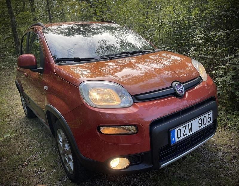 Röd Begagnad 2014 Fiat Panda 4x4 Halvkombi | 79 900 kr - Bild 1/4