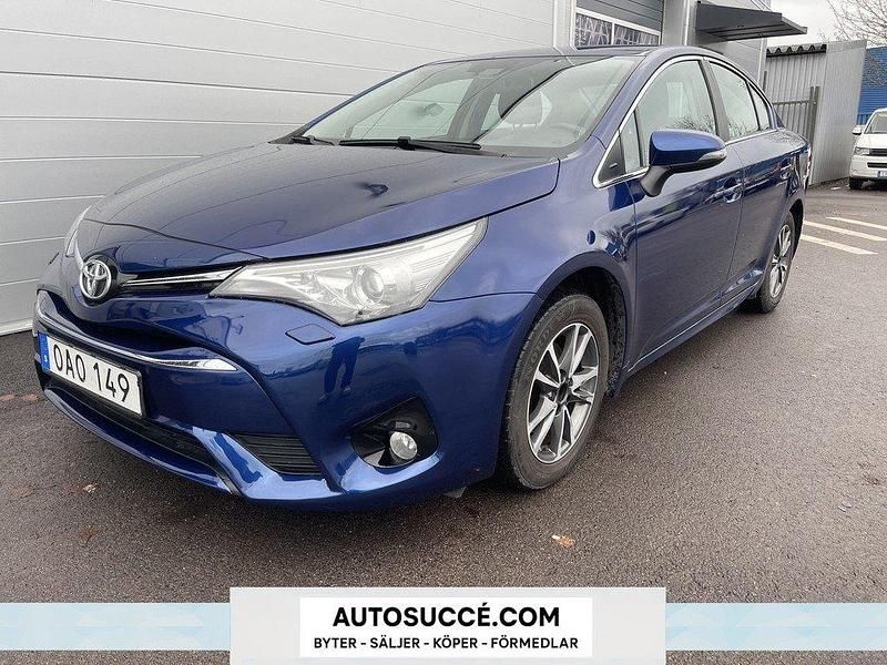Mörkblå Begagnad 2016 Toyota Avensis Active Sedan | 139 900 kr (Marknadspris) - Bild 1/4