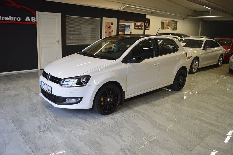 Vit Begagnad 2012 VW Polo Comfortline Halvkombi | 79 900 kr (Marknadspris) - Bild 1/4