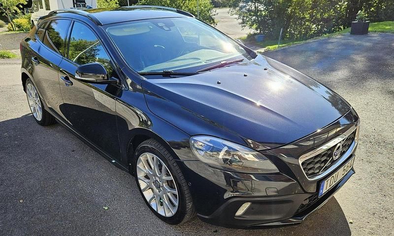 Svart Begagnad 2013 Volvo V40 CC Summum Kombi | 139 000 kr (Marknadspris) - Bild 1/4