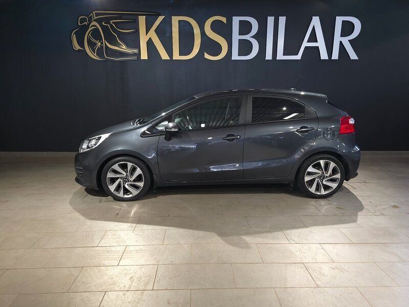 Grå Begagnad 2016 Kia Rio Halvkombi | 89 500 kr (Marknadspris) - Bild 1/4