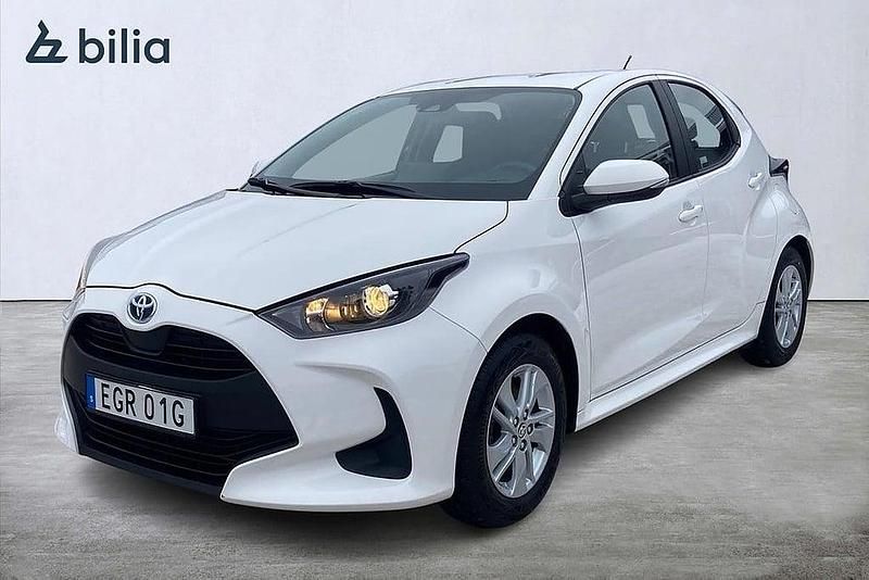 Vit Begagnad 2023 Toyota Yaris Hybrid Active Halvkombi | 219 900 kr (Marknadspris) - Bild 1/3