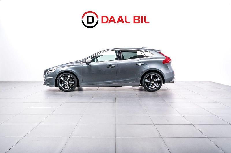 Grå Begagnad 2017 Volvo V40 R-Design Kombi | 198 700 kr (Lite dyr) - Bild 1/4