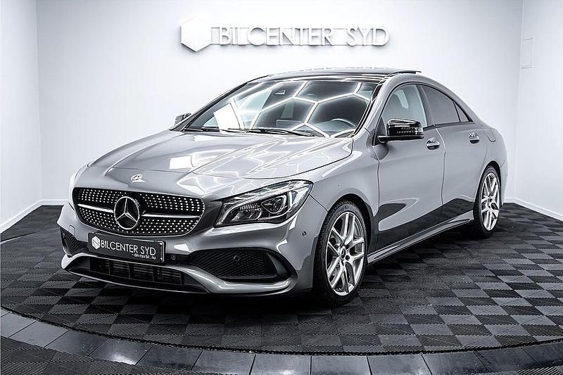 Mörkgrå Begagnad 2017 Mercedes CLA200 AMG line Sedan | 219 900 kr (Lite dyr) - Bild 1/4