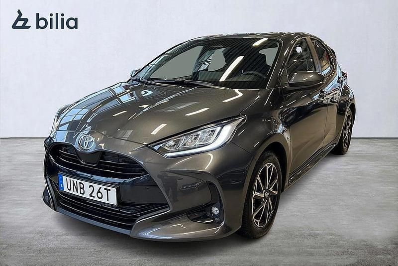 Mörkgrå Begagnad 2025 Toyota Yaris Hybrid Active Halvkombi | 279 900 kr (Lite dyr) - Bild 1/3