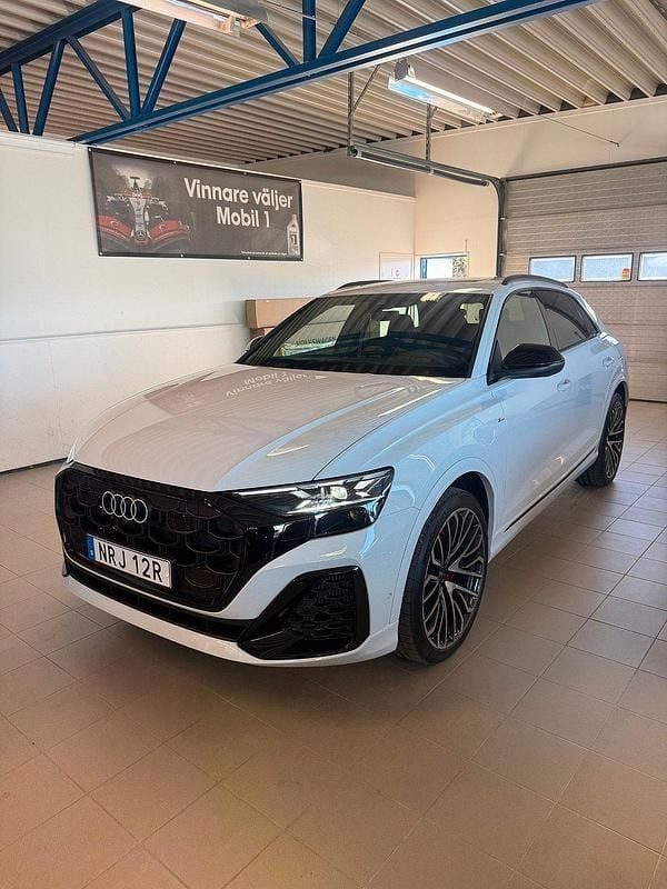 Vit Ny 2025 Audi Q8 S-Line SUV | 1 271 000 kr - Bild 1/4