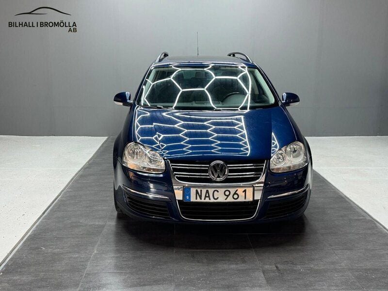 Mörkblå (blå) Begagnad 2008 VW Golf VI Kombi | 44 900 kr (Marknadspris) - Bild 1/4