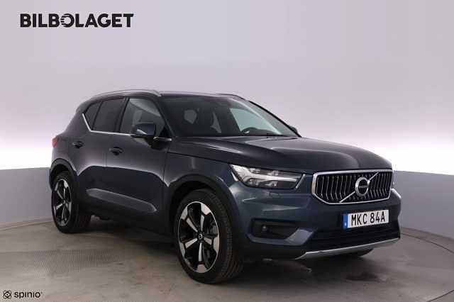 Mörkblå Begagnad 2020 Volvo XC40 Inscription SUV | 354 800 kr (Marknadspris) - Bild 1/4