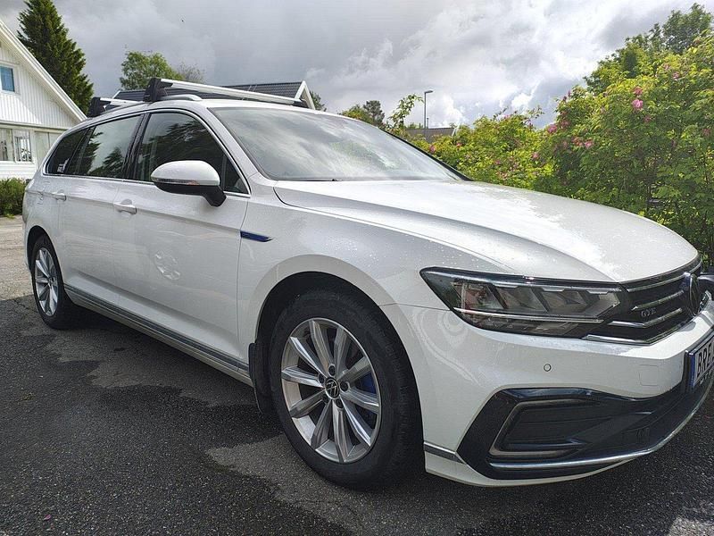 Vit Begagnad 2021 VW Passat GTE Kombi | 240 000 kr (Bra pris) - Bild 1/4