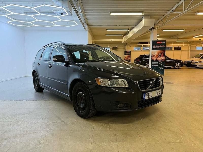 Grå Begagnad 2010 Volvo V50 Momentum Kombi | 39 900 kr (Bra pris) - Bild 1/4