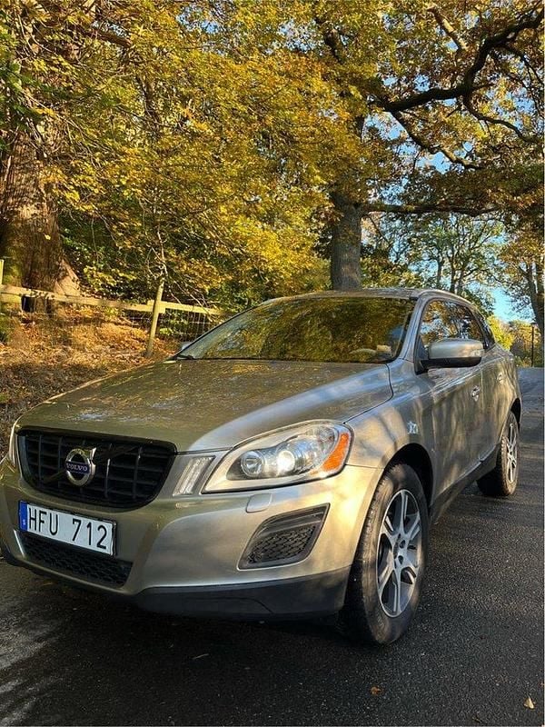 Brun Begagnad 2013 Volvo XC60 Summum SUV | 127 000 kr (Bra pris) - Bild 1/4