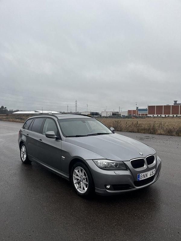 Grå Begagnad 2010 BMW 320 Kombi | 75 000 kr (Marknadspris) - Bild 1/4