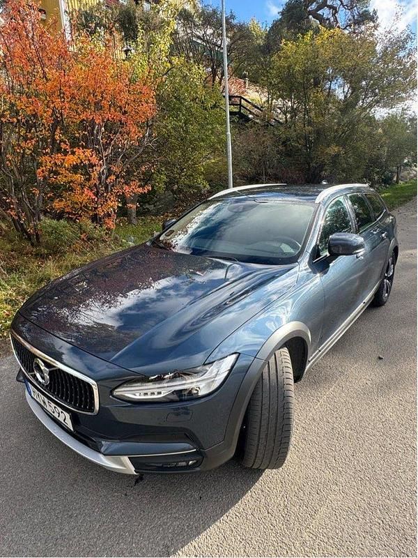 Blå Begagnad 2019 Volvo V90 CC Momentum Kombi | 259 000 kr (Bra pris) - Bild 1/4
