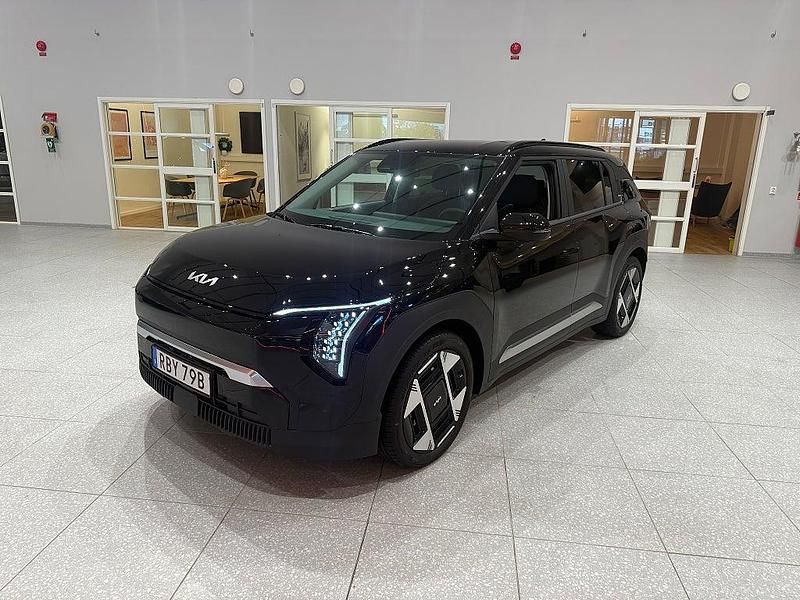 Svart Begagnad 2025 Kia EV3 Plus SUV | 489 900 kr (Marknadspris) - Bild 1/4