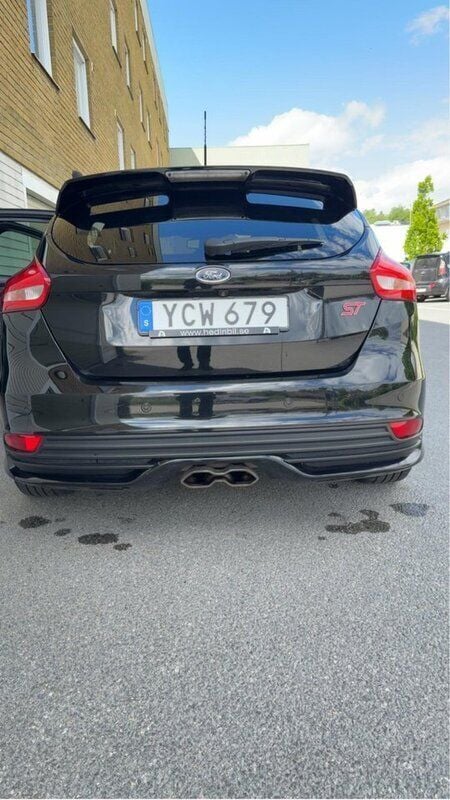Svart Begagnad 2016 Ford Focus ST Halvkombi | 160 000 kr - Bild 1/4