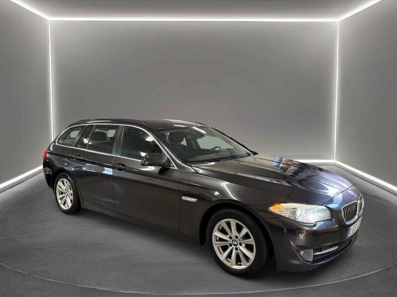 Grå Begagnad 2011 BMW 520 Kombi | 114 900 kr (Marknadspris) - Bild 1/4