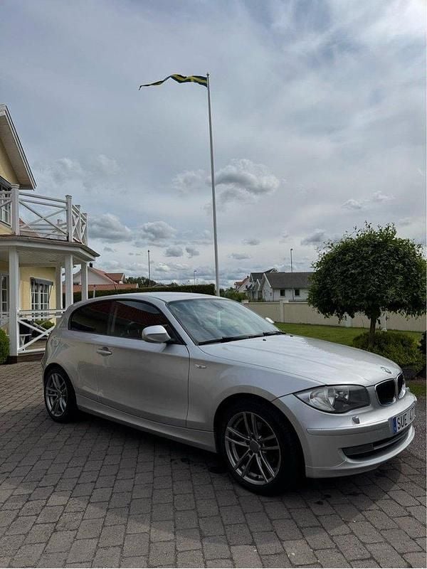 Grå Begagnad 2010 BMW 116 Advantage Halvkombi | 49 500 kr (Bra pris) - Bild 1/4