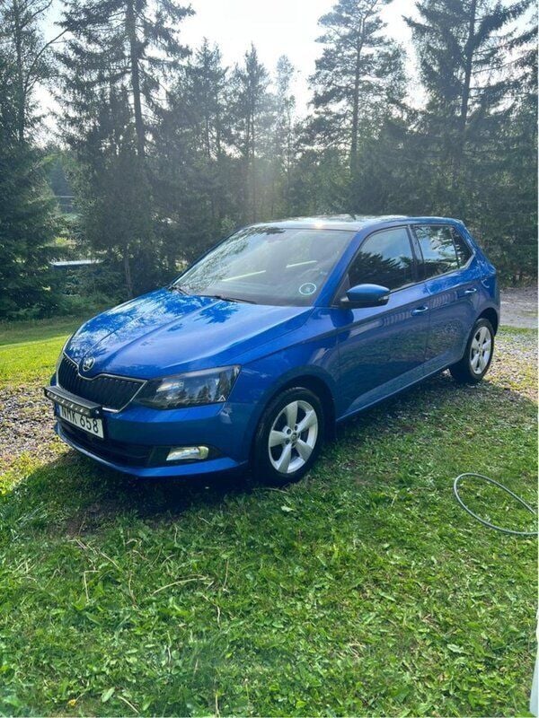 Blå Begagnad 2015 Skoda Fabia Elegance Halvkombi | 57 500 kr (Marknadspris) - Bild 1/4