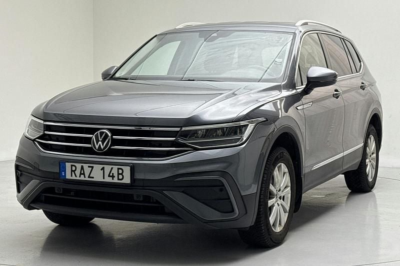 Mörkgrå Begagnad 2024 VW Tiguan Allspace SUV | 344 900 kr (Marknadspris) - Bild 1/4