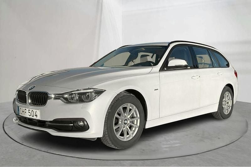 Vit Begagnad 2017 BMW 320 Sport Line Kombi | 179 000 kr (Bra pris) - Bild 1/4