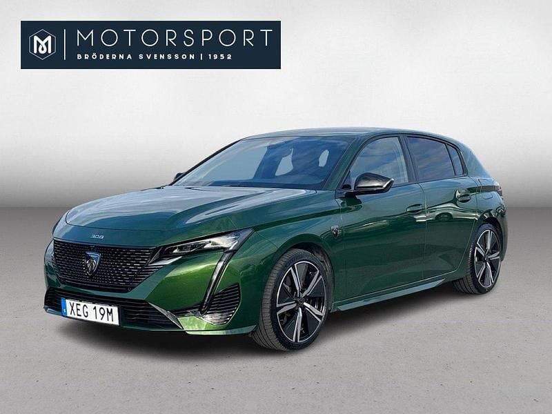 Grön (grön metallic) Begagnad 2021 Peugeot 308 GT Halvkombi | 279 900 kr (Marknadspris) - Bild 1/3