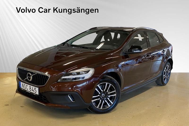 Brun Begagnad 2018 Volvo V40 CC Business Edition Kombi | 194 800 kr (Marknadspris) - Bild 1/3