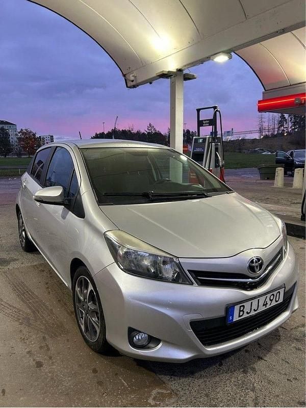Begagnad 2014 Toyota Yaris Edition Halvkombi | 74 900 kr (Bra pris) - Bild 1/4
