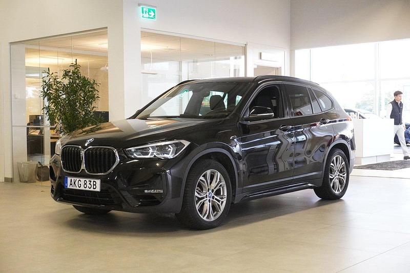 Svart Begagnad 2022 BMW X1 Sport Line SUV | 339 800 kr (Marknadspris) - Bild 1/4