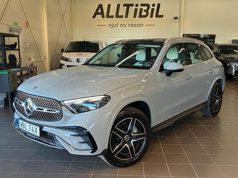 Grå Begagnad 2024 Mercedes GLC300e AMG SUV | 749 900 kr (Dyr) - Bild 1/4